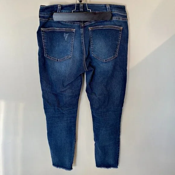SILVER Jeans Avery Skinny Crop. Medium Wash with Raw Hems and Distressing - Picture 12 of 12